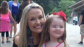 美女師在學生面前吸毒，行徑誇張。（圖／翻攝Daily Mail）