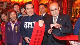 PD
馬英九指南宮發春聯（2）
前總統馬英九（前中）24日上午前往木柵指南宮參香祈
福，並向民眾拜年發送春聯。
中央社記者鄭傑文攝　107年2月24日