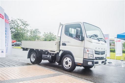 台灣戴姆勒亞洲商車(DTAT)捐贈總值超過400萬Rosa巴士及Canter卡車協助消防署投入防救災工作