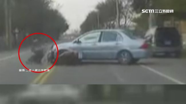 轎車突加速迴轉　騎士煞不住空翻重摔