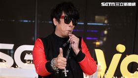 龍千玉、曹西平一起上「安安大明星」直播吹哨子High翻天。（記者邱榮吉/攝影）