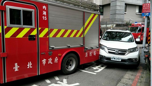 消防車倒退嚕　擦撞車輛和圍牆