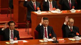 19大閉幕  全票通過習思想列中共黨章中共19大專題中共19大閉幕式24日全票通過中共黨章修正案。「習近平新時代中國特色社會主義思想」列入中共黨章。中共總書記習近平（前中）成為繼毛澤東、鄧小平後，名字被寫入黨章的中共領導人。中央社記者吳家昇北京攝 106年10月24日