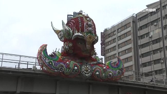 台北燈節裝置藝術　巨大人頭小孩怕怕