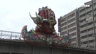 台北燈節裝置藝術　巨大人頭小孩怕怕