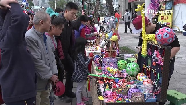 台北燈節擠爆！街頭藝人怨「位置差」