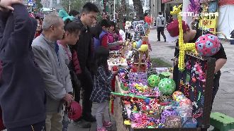 台北燈節擠爆！街頭藝人怨「位置差」