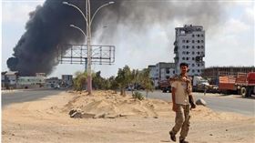 葉門南部反恐基地遇襲 至少14死40傷 圖／翻攝自《The Guardian》