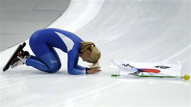 霸凌爭議引撻伐　她奪銀後下跪道歉