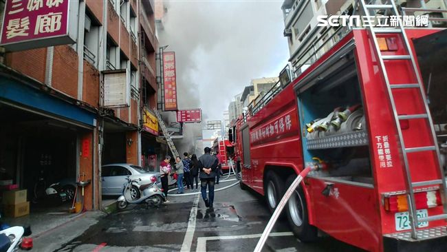 粥店失火竄濃煙　六旬婦遭嗆傷送醫