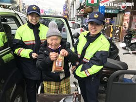 輪椅,嬤,台中,麵包,肚子餓