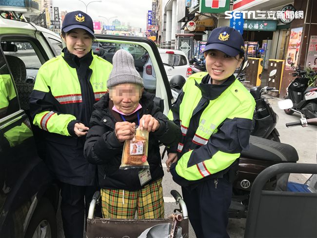 輪椅嬤沒力呆坐　暖心警這樣做讓嬤哭