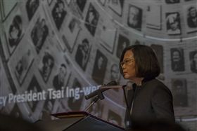 蔡英文總統25日下午出席「國際大屠殺紀念日」活動。（總統府提供）