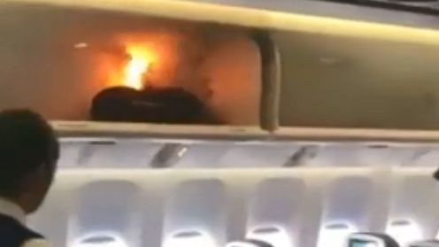 旅客攜行動電源起火　空姐扔水瓶滅火