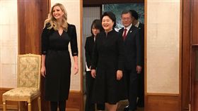 美國第一千金伊凡卡進到文在寅官邸後，穿的是一雙紅色繡花拖鞋。（圖／翻攝自Anna Fifield‏推特）