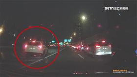 橫跨槽化線撞車肇逃! 駕駛拗