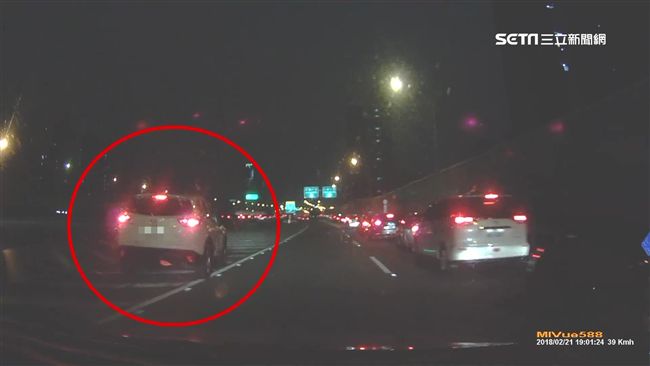 橫跨槽化線撞車　肇逃駕駛硬拗不知情