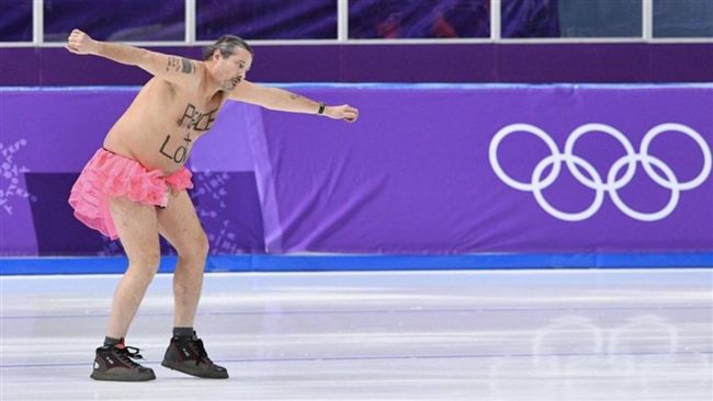 平昌冬奧驚見裸奔男！冰上大跳天鵝湖