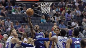 ▲沃克閃過葛里芬上籃得分。（圖／美聯社／達志影像）