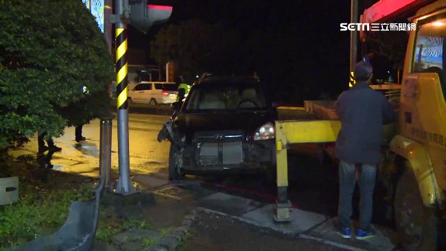 疑爆胎失控自撞電線桿　駕駛送醫不治