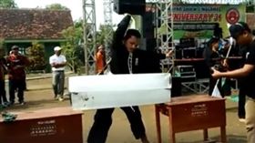 日前一名武術師傅要表演徒手劈碎冰磚，不過他連續劈了兩次都失敗，似乎還將自己的右手打斷，只好下台求助旁邊的工作人員。不少網友看到之後，紛紛笑虧「斷手流大師」。（圖／翻攝自臉書《ASHWIN》）