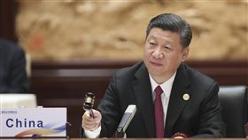 北京提一帶一路　參與主導國際事務「一帶一路」彰顯北京在中國國家主席習近平領導下更積極參與並主導國際事務。圖為習近平5月主持在北京舉行的「一帶一路國際合作高峰論壇」圓桌峰會。（中新社資料照片）中央社　106年10月6日