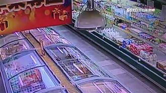 宜蘭凌晨地牛翻身　賣場燈具晃不停