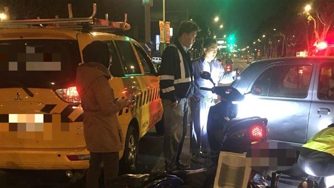 三寶搶快釀禍　工程車駕駛暖心戒護