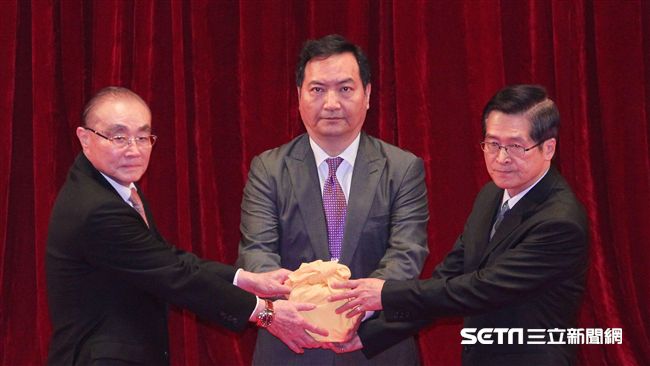 紅領帶出席交接！馮世寬卸下部長職務