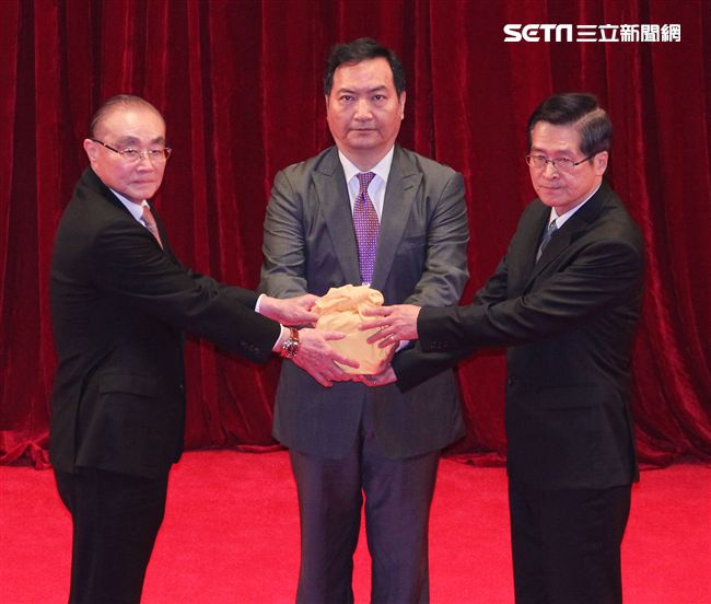 國防部26日舉行新舊部長交接儀式，新任部長嚴德發（右）卸任部長馮世寬（左）交接印鑑，羅秉成監交，握手致意，完成交接。（記者邱榮吉/攝影）