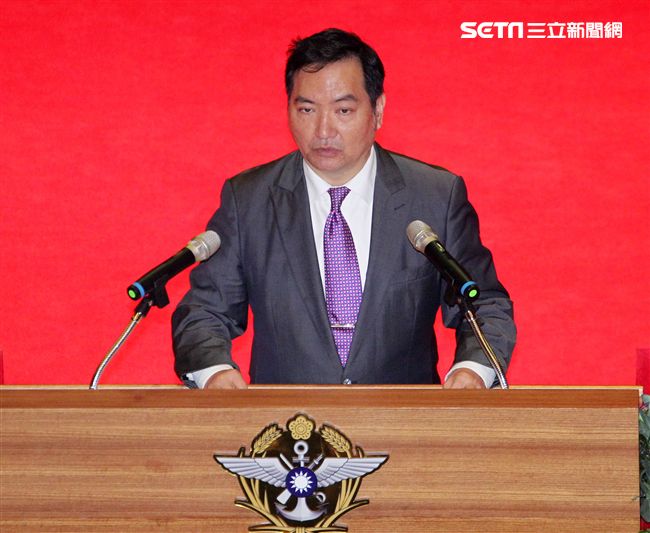 國防部26日舉行新舊部長交接儀式，新任部長嚴德發（右）卸任部長馮世寬（左）交接印鑑，羅秉成監交，握手致意，完成交接。（記者邱榮吉/攝影）