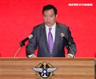 國防部26日舉行新舊部長交接儀式，新任部長嚴德發（右）卸任部長馮世寬（左）交接印鑑，羅秉成監交，握手致意，完成交接。（記者邱榮吉/攝影）