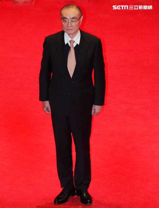 國防部26日舉行新舊部長交接儀式，新任部長嚴德發（右）卸任部長馮世寬（左）交接印鑑，羅秉成監交，握手致意，完成交接。（記者邱榮吉/攝影）