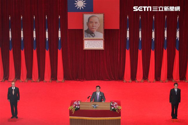 國防部26日舉行新舊部長交接儀式，新任部長嚴德發（右）卸任部長馮世寬（左）交接印鑑，羅秉成監交，握手致意，完成交接。（記者邱榮吉/攝影）