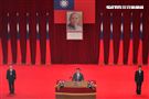 國防部26日舉行新舊部長交接儀式，新任部長嚴德發（右）卸任部長馮世寬（左）交接印鑑，羅秉成監交，握手致意，完成交接。（記者邱榮吉/攝影）