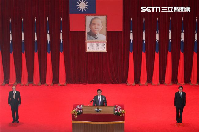 國防部26日舉行新舊部長交接儀式，新任部長嚴德發（右）卸任部長馮世寬（左）交接印鑑，羅秉成監交，握手致意，完成交接。（記者邱榮吉/攝影）