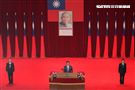 國防部26日舉行新舊部長交接儀式，新任部長嚴德發（右）卸任部長馮世寬（左）交接印鑑，羅秉成監交，握手致意，完成交接。（記者邱榮吉/攝影）