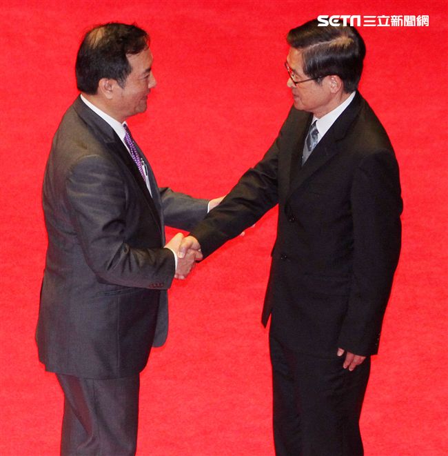 國防部26日舉行新舊部長交接儀式，新任部長嚴德發（右）卸任部長馮世寬（左）交接印鑑，羅秉成監交，握手致意，完成交接。（記者邱榮吉/攝影）