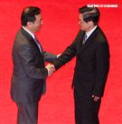 國防部26日舉行新舊部長交接儀式，新任部長嚴德發（右）卸任部長馮世寬（左）交接印鑑，羅秉成監交，握手致意，完成交接。（記者邱榮吉/攝影）
