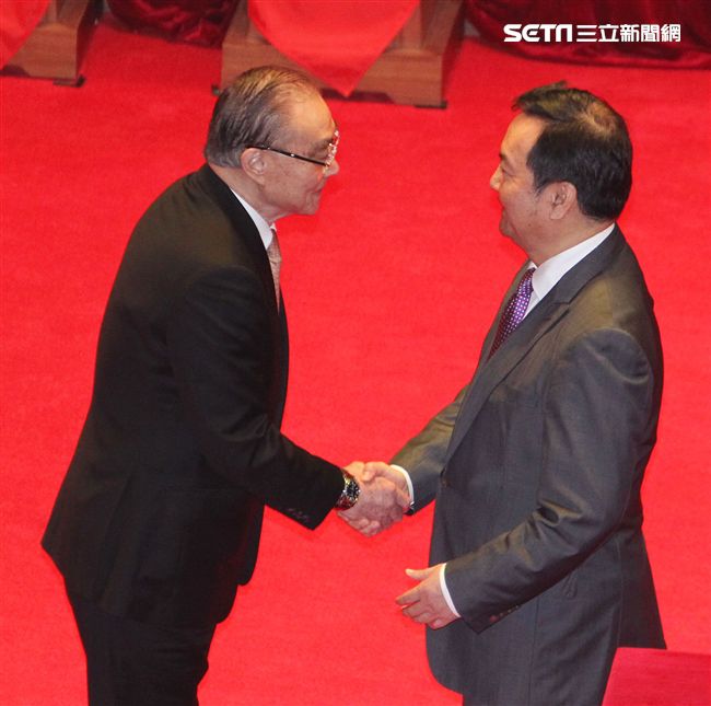 國防部26日舉行新舊部長交接儀式，新任部長嚴德發（右）卸任部長馮世寬（左）交接印鑑，羅秉成監交，握手致意，完成交接。（記者邱榮吉/攝影）