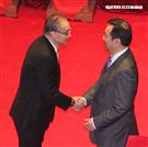 國防部26日舉行新舊部長交接儀式，新任部長嚴德發（右）卸任部長馮世寬（左）交接印鑑，羅秉成監交，握手致意，完成交接。（記者邱榮吉/攝影）