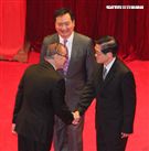 國防部26日舉行新舊部長交接儀式，新任部長嚴德發（右）卸任部長馮世寬（左）交接印鑑，羅秉成監交，握手致意，完成交接。（記者邱榮吉/攝影）