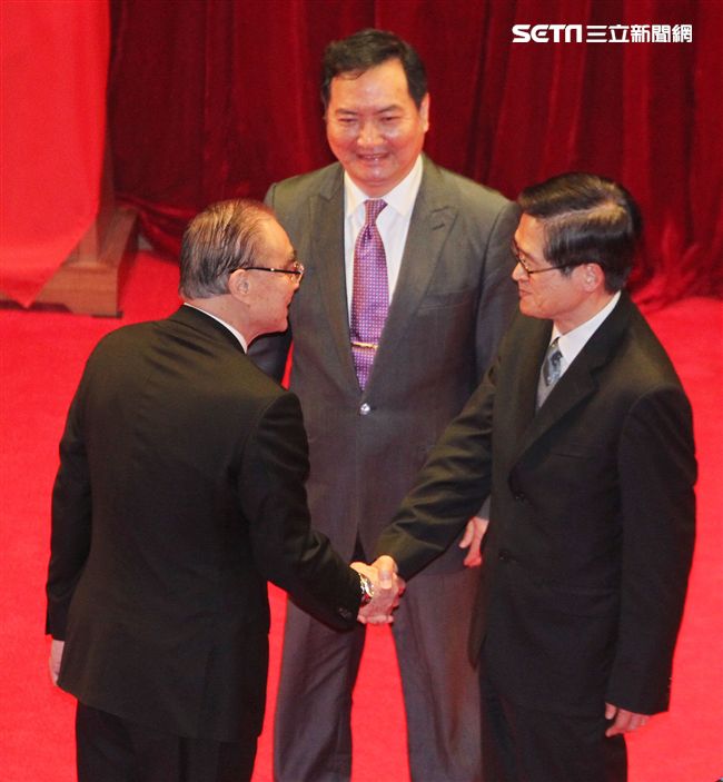 國防部26日舉行新舊部長交接儀式，新任部長嚴德發（右）卸任部長馮世寬（左）交接印鑑，羅秉成監交，握手致意，完成交接。（記者邱榮吉/攝影）