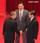 國防部26日舉行新舊部長交接儀式，新任部長嚴德發（右）卸任部長馮世寬（左）交接印鑑，羅秉成監交，握手致意，完成交接。（記者邱榮吉/攝影）
