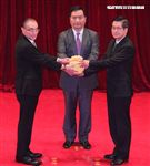 國防部26日舉行新舊部長交接儀式，新任部長嚴德發（右）卸任部長馮世寬（左）交接印鑑，羅秉成監交，握手致意，完成交接。（記者邱榮吉/攝影）
