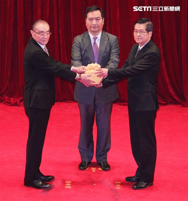 國防部26日舉行新舊部長交接儀式，新任部長嚴德發（右）卸任部長馮世寬（左）交接印鑑，羅秉成監交，握手致意，完成交接。（記者邱榮吉/攝影）