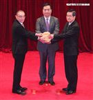 國防部26日舉行新舊部長交接儀式，新任部長嚴德發（右）卸任部長馮世寬（左）交接印鑑，羅秉成監交，握手致意，完成交接。（記者邱榮吉/攝影）