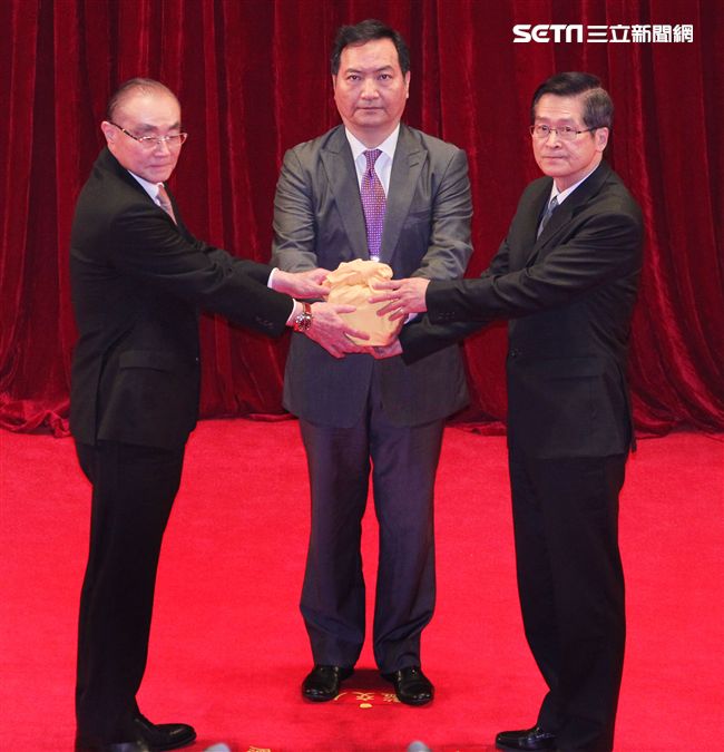 國防部26日舉行新舊部長交接儀式，新任部長嚴德發（右）卸任部長馮世寬（左）交接印鑑，羅秉成監交，握手致意，完成交接。（記者邱榮吉/攝影）