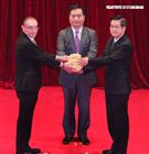 國防部26日舉行新舊部長交接儀式，新任部長嚴德發（右）卸任部長馮世寬（左）交接印鑑，羅秉成監交，握手致意，完成交接。（記者邱榮吉/攝影）