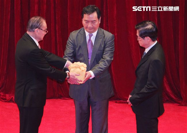 國防部26日舉行新舊部長交接儀式，新任部長嚴德發（右）卸任部長馮世寬（左）交接印鑑，羅秉成監交，握手致意，完成交接。（記者邱榮吉/攝影）